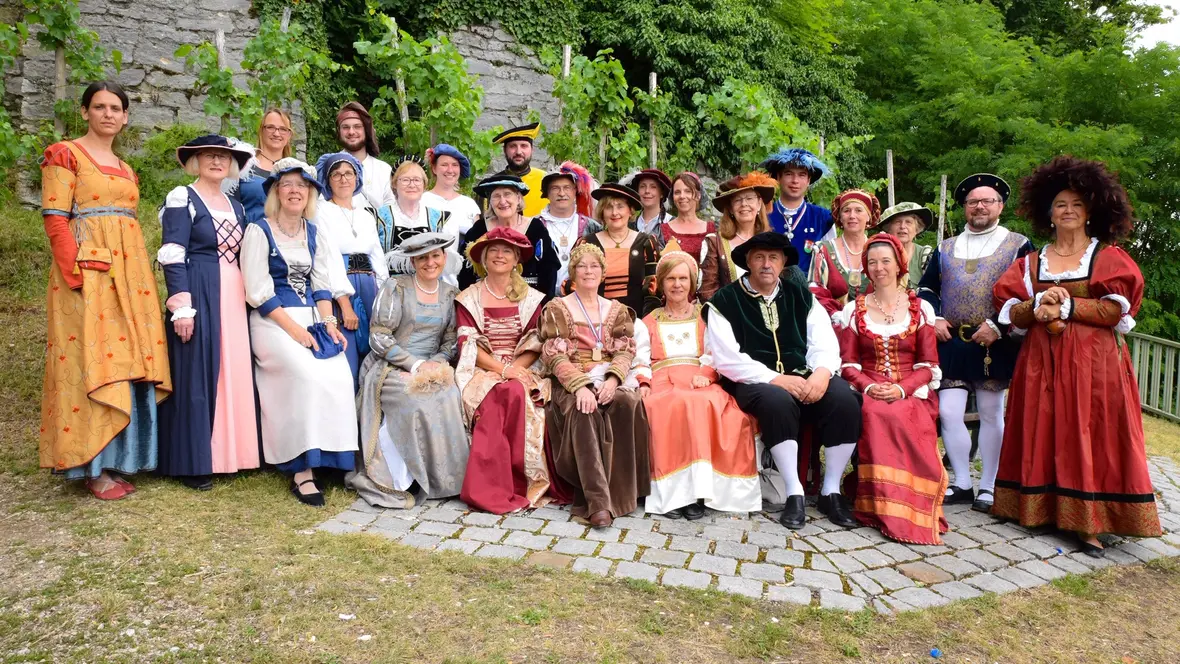 die-neuburger-stadtfuehrer-auf-der-rathaustreppe
