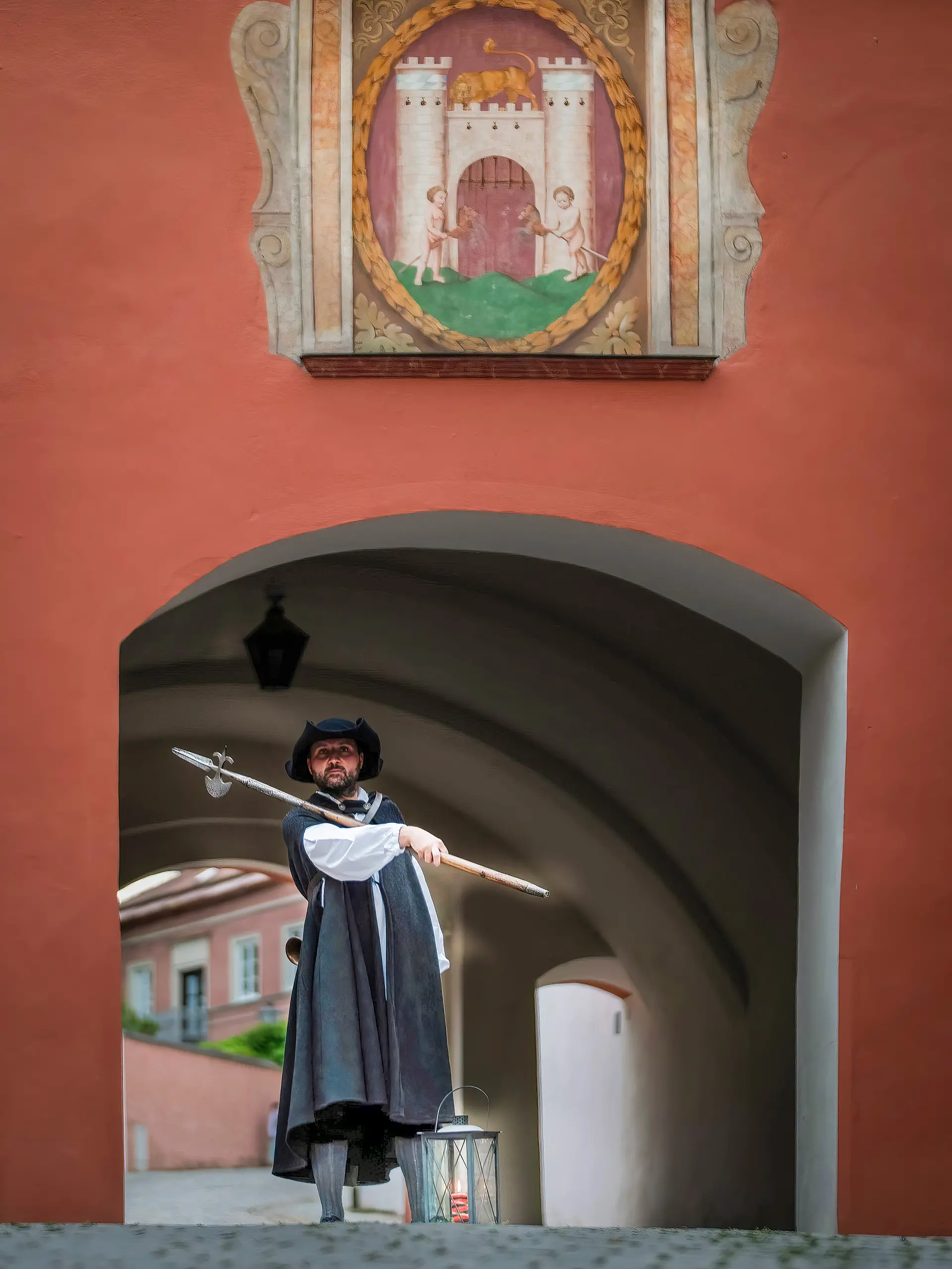 2022_nachtwaechter_rotes_tor_hellebarde_hell_hochformat_hr_154_cdietmar_denger-kopie